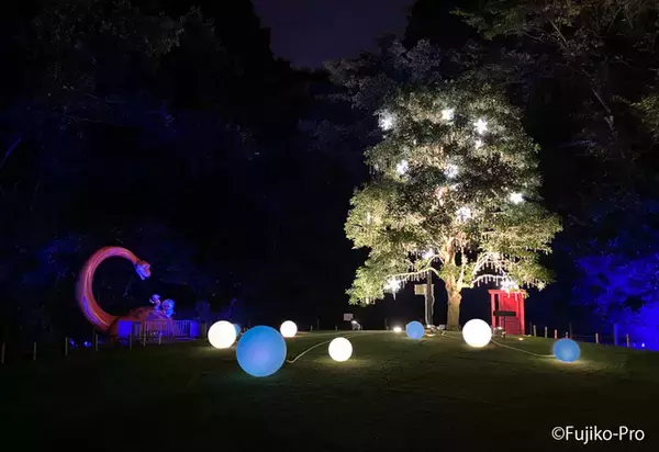 「ドラえもんのクリスマスツリー♪「サンタメール」は1話丸ごと原画展示！クリスマスムードの「藤子・F・不二雄ミュージアム」」の画像