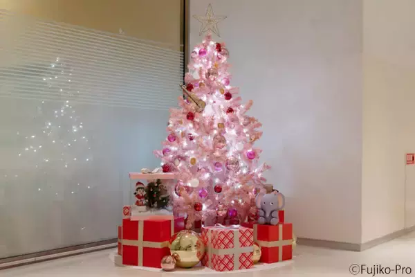 「「ドラえもん」藤子・F・不二雄ミュージアムがクリスマスを盛り上げる！のび太やジャイアンをイメージした飾り付けで演出♪」の画像