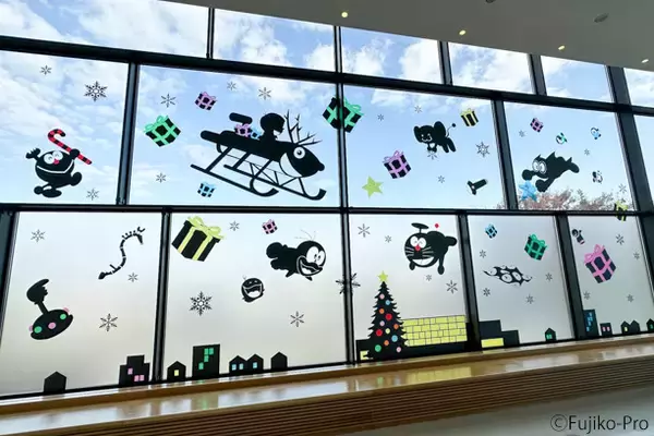 「「ドラえもん」藤子・F・不二雄ミュージアムがクリスマスを盛り上げる！のび太やジャイアンをイメージした飾り付けで演出♪」の画像