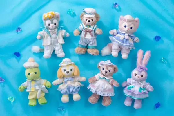 ダッフィーの新グッズは心きらめくジュビリーブルー☆ ぬいバッジやフードスーベニアが4月14日新登場【東京ディズニーシー】
