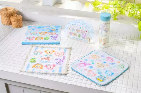 「ダッフィーの新グッズは心きらめくジュビリーブルー☆ ぬいバッジやフードスーベニアが4月14日新登場【東京ディズニーシー】」の画像