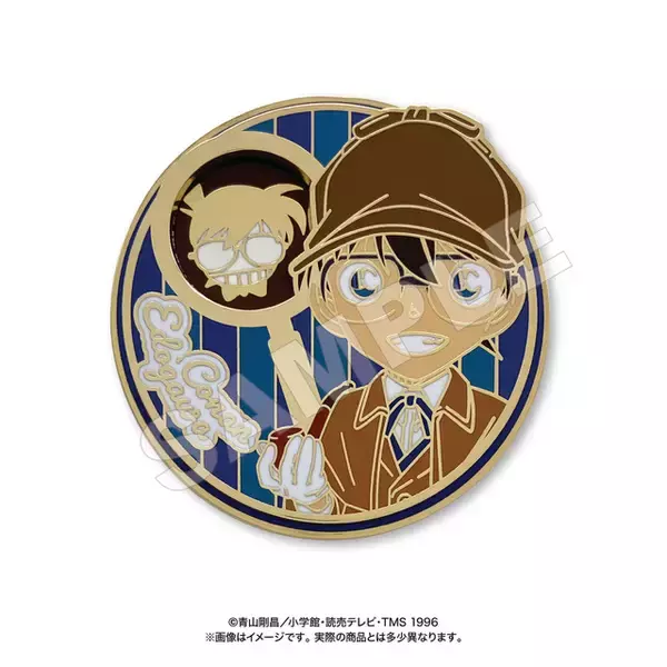 「「名探偵コナン」“あの扉”が回転ギミックに！蝶ネクタイ型変声器やAPTX4869など作品モチーフ満載のピンバッジが登場」の画像