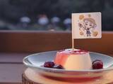 「「葬送のフリーレン」“メルクーアプリン”を再現♪ ヒンメルらの農作業姿が可愛いフラッグ付き！「農園リゾートTHE FARM」コラボにスイーツ登場」の画像5