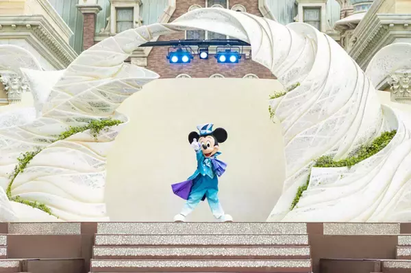 「ミッキーたちがTDS25周年衣装で初登場！人気ショー「ダンス・ザ・グローブ！」写真が大ボリュームで到着【ディズニー】」の画像