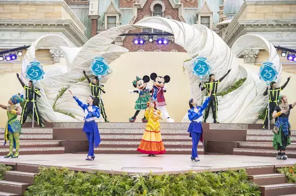 「ミッキーたちがTDS25周年衣装で初登場！人気ショー「ダンス・ザ・グローブ！」写真が大ボリュームで到着【ディズニー】」の画像