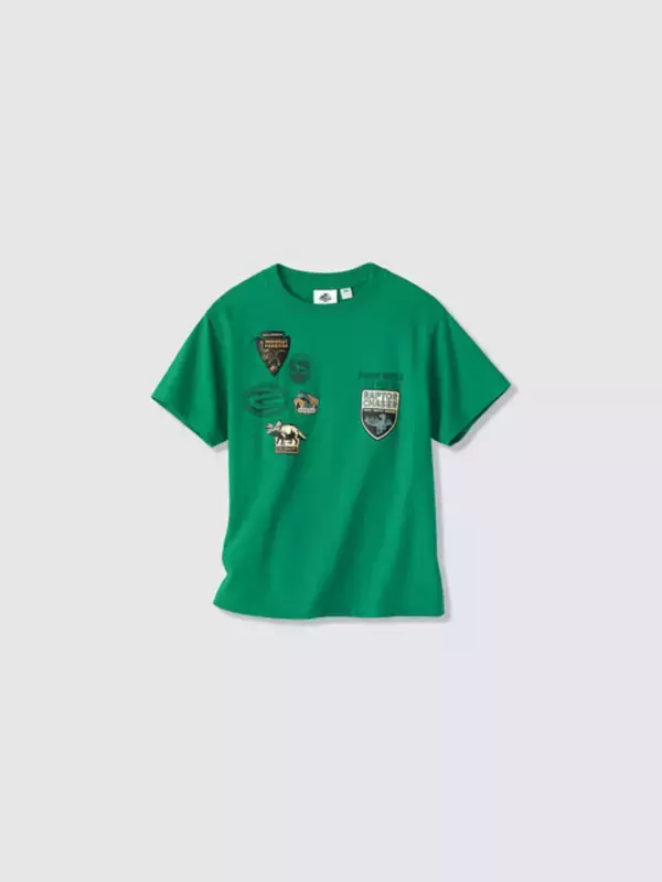 「「ジュラシック・ワールド」×GUコラボ！ 世界観をヴィンテージ風グラフィックでTシャツに！ 人気のモササウルスも登場」の画像