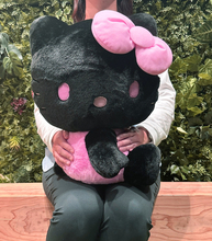 「サンリオ」ハローキティがピンク×ブラックのツートンカラーに！ 約42cmのビッグサイズぬいぐるみ登場♪