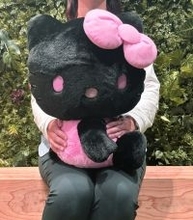 「サンリオ」ハローキティがピンク×ブラックのツートンカラーに！ 約42cmのビッグサイズぬいぐるみ登場♪