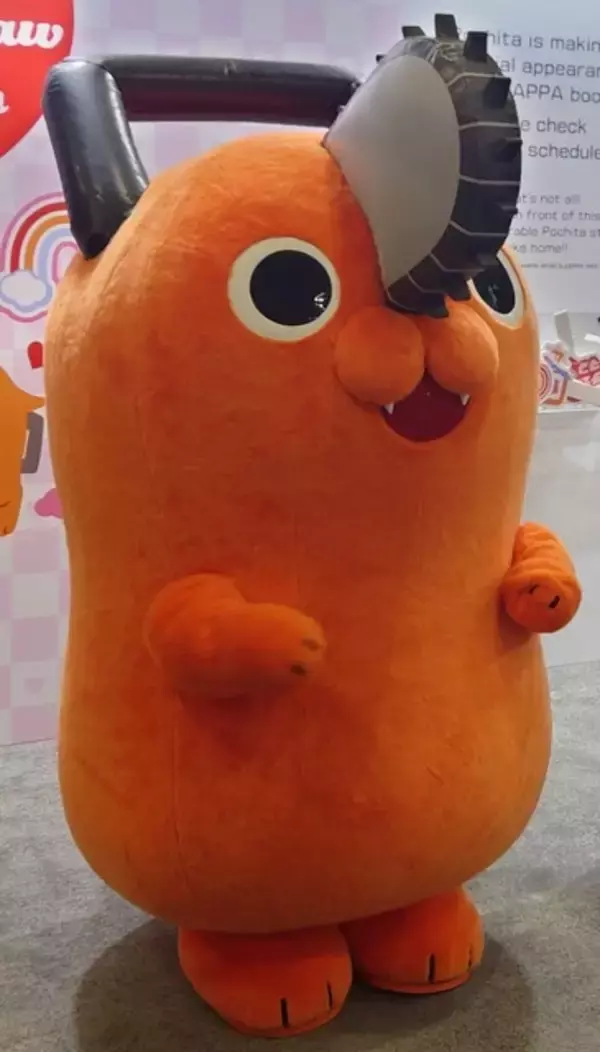 「「チェンソーマン」ポチタの着ぐるみグリーティングに原画展示、グッズ販売も！「ジャンフェス」MAPPAが初出展」の画像