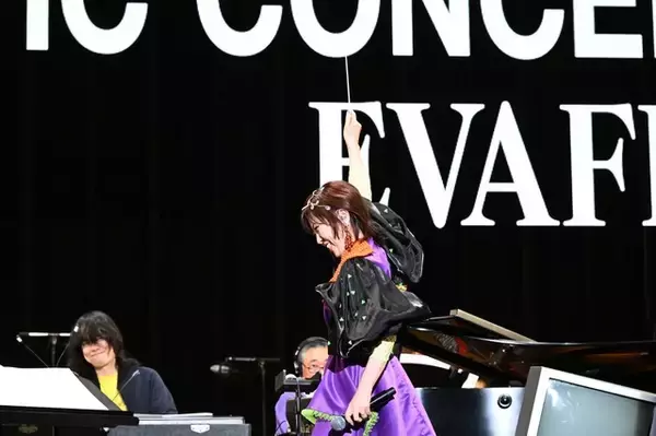 「「エヴァフェス」会場限定上映の短編アニメにファン大熱狂！鷺巣詩郎率いるフルオケで高橋洋子＆林原めぐみのソロ歌唱も【DAY 1コンサート＆特別興行レポ】」の画像