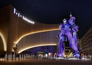 福岡・実物大ν（ニュー）ガンダム立像、「閃光のハサウェイ」テーマでライトアップ！“Ξガンダム”カラーリング＆小野賢章ら点灯式登壇