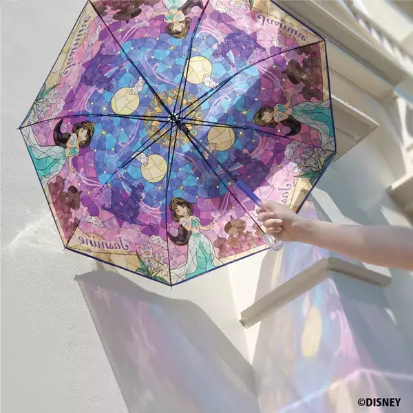 「幻想的なデザインにうっとり…♪ ディズニープリンセスモチーフのビニール傘が再入荷！ステンドグラス風デザインが美しい」の画像