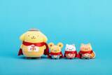 「「ポムポムプリン」デビュー30周年記念！ヒーロー姿の限定フロッキーマスコットが登場♪ポストカード＆シール付き」の画像1