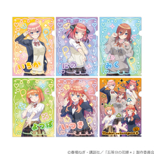 「五等分の花嫁」三玖がにゃんにゃんポーズ♪ 制服姿でプリ撮影を楽しむ五つ子がメロい！新作グッズ登場