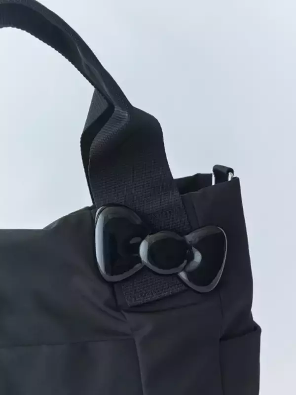 「ハローキティの愛らしさを大人っぽブラックで楽しむ…♪ バッグやアクセなどがラインナップ」の画像