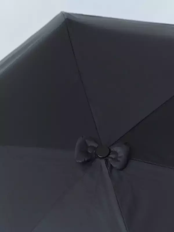 「ハローキティの愛らしさを大人っぽブラックで楽しむ…♪ バッグやアクセなどがラインナップ」の画像