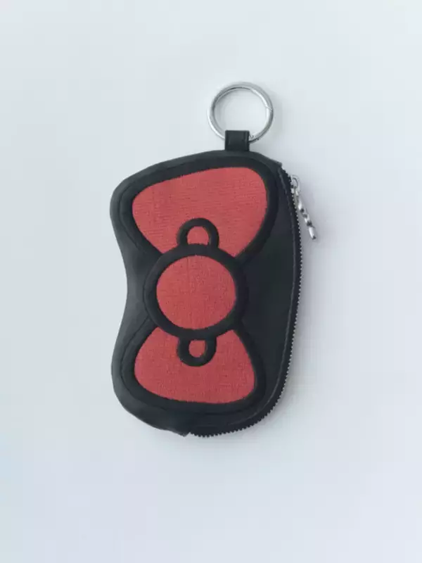 「ハローキティの愛らしさを大人っぽブラックで楽しむ…♪ バッグやアクセなどがラインナップ」の画像