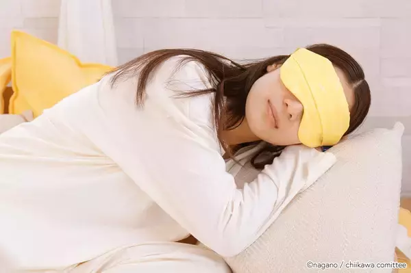 「「ちいかわ」ハチワレ、うさぎが目元を癒やす…♪ おやすみ前にピッタリのホットアイマスクが販売中」の画像