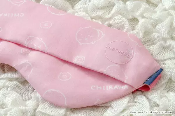 「「ちいかわ」ハチワレ、うさぎが目元を癒やす…♪ おやすみ前にピッタリのホットアイマスクが販売中」の画像