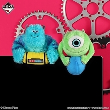 「モンスターズ・インク」マイク＆サリーがモニターからチラリ♪ ぬいぐるみマスコットからブリスター付フィギュアまで一番くじで登場！