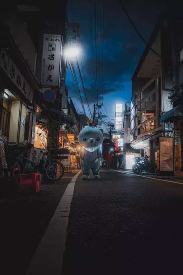 「「教育番組」タマ初の写真集が発売！ タマ「おれの ためだけに いろんな おとなが うごきすぎじゃ ないですか？」」の画像