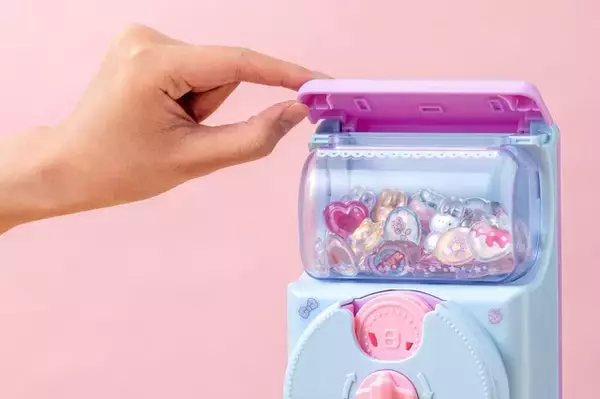 「「サンリオ」キティのぷっくりシールが作れちゃう!? ガチャ感覚で楽しめる立体シールメーカーが登場♪」の画像