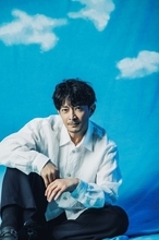 声優・津田健次郎の夏空な爽やかグラビアに釘付け…！蒼井翔太、増田俊樹×八代拓×小野賢章の生写真特典も！「TVガイドVOICE STARS vol.38」全ラインナップ発表