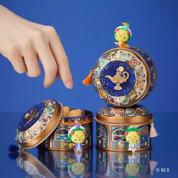 「「コジコジ」まるで宝石箱…♪ 幻想的なガラス絵に心ときめくコラボクッキー缶が登場！」の画像