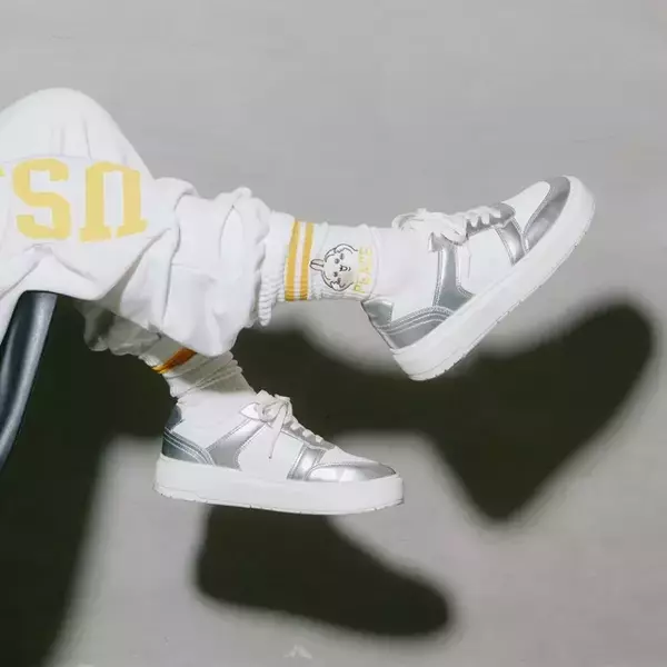 「「ちいかわ」“Robert P.Miller×Talking”コラボのTシャツ登場！ピースがかわいいソックスも」の画像