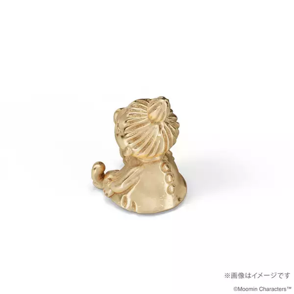 「「ムーミン」リトルミイが、約1cmサイズの18金に♪ おだんご頭もワンピースも再現！100点限定で発売」の画像