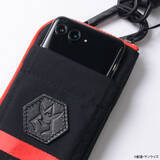 「「ガンダム」シャアをイメージ！“見せてもらおうか。特別仕様の性能とやらを！” コラボバック3種登場」の画像1