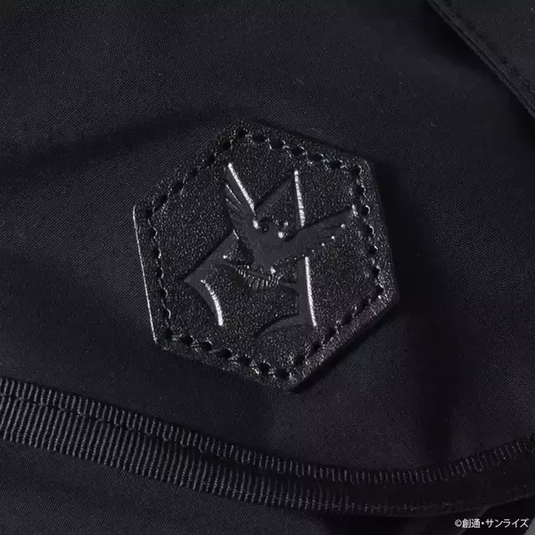 「「ガンダム」シャアをイメージ！“見せてもらおうか。特別仕様の性能とやらを！” コラボバック3種登場」の画像