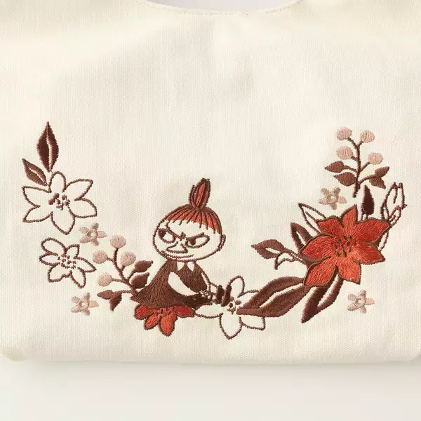 「「ムーミン」リトルミイと新生活の準備を♪ 刺繍トートやのれんが新登場！パジャマや小物アイテムも」の画像