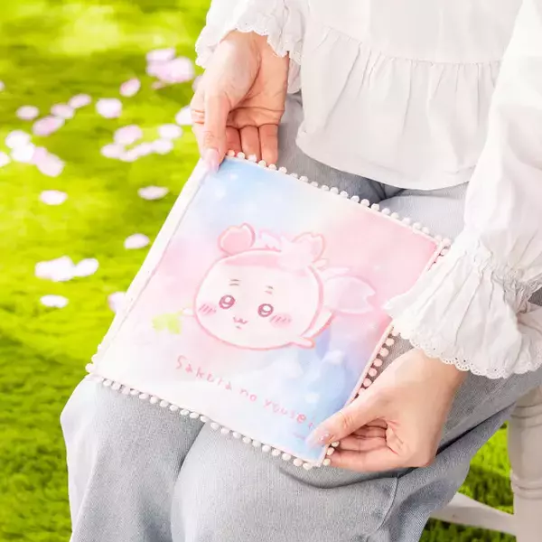 「ちいかわがさくらのようせいに変身♪ 「ちいかわ」ビーズ付きアクキーやトートバッグなど新商品が登場」の画像