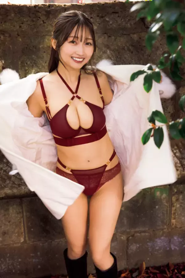 「コスプレイヤー・えなこの艶っぽ新境地♪オトナな“ホテルグラビア”披露！「MFゴースト」声優デビュー・相沢菜々子も登場の週刊誌「FLASH」発売」の画像