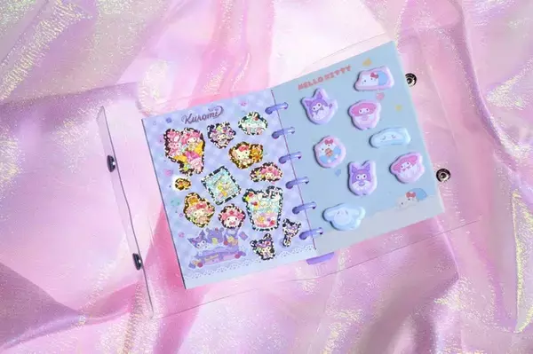 「「サンリオ」キティやシナモンのぷっくりやキラキラシール♪ 「らぶキャラvol.57」が予約受付中！」の画像