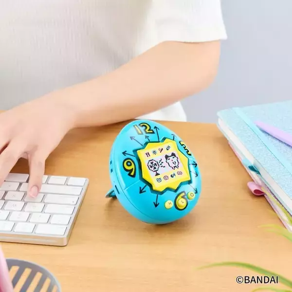 「「たまごっち」初代デザインのハンディファン登場！ かわいいたまごっちと暑さを乗り切ろう♪ 持ち歩きはもちろん、デスクに置いて使用も可能」の画像