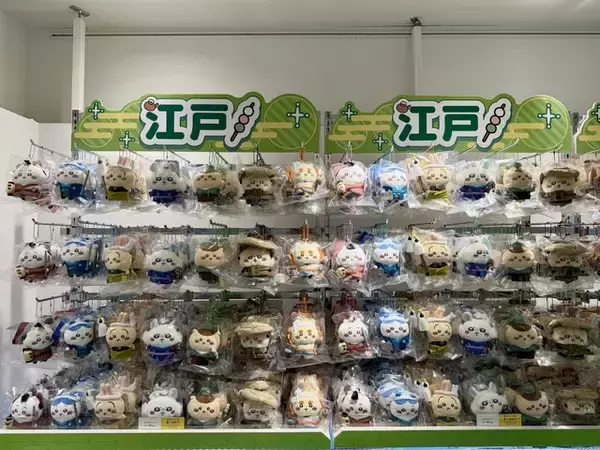 「ちいかわ、ハチワレ、うさぎ達のフォトスポットがかわいい♪「ちいぽけ」初の公式グッズ発売イベントが大盛況！当日整理券配布終了の東京・初日レポ」の画像