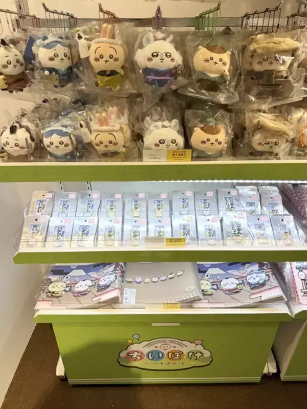「ちいかわ、ハチワレ、うさぎ達のフォトスポットがかわいい♪「ちいぽけ」初の公式グッズ発売イベントが大盛況！当日整理券配布終了の東京・初日レポ」の画像