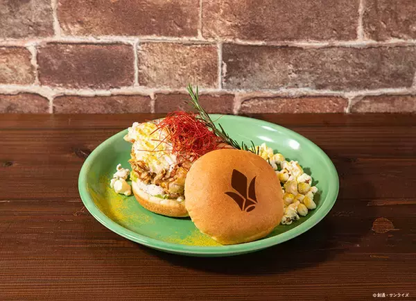 「「ガンダム　鉄血のオルフェンズ」“俺たちは家族だ！鉄華丼”、バルバトスの“メイス”をイメージしたチーズドッグなど…10周年記念カフェがオープン」の画像
