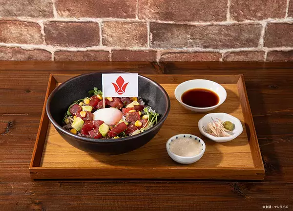 「「ガンダム　鉄血のオルフェンズ」“俺たちは家族だ！鉄華丼”、バルバトスの“メイス”をイメージしたチーズドッグなど…10周年記念カフェがオープン」の画像