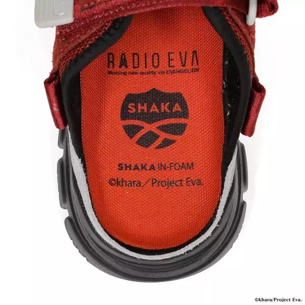 「「エヴァ」零号機、初号機、弐号機をイメージ！スニーカーの安定感&サンダルのフラットさが融合した2WAY仕様コラボシューズ登場」の画像