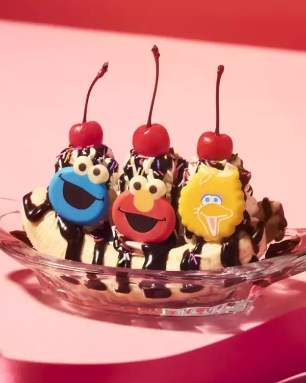 エルモたちと特大ピザ＆ドーナツで賑やかクリスマス☆ ホリデーカフェメニュー第2弾