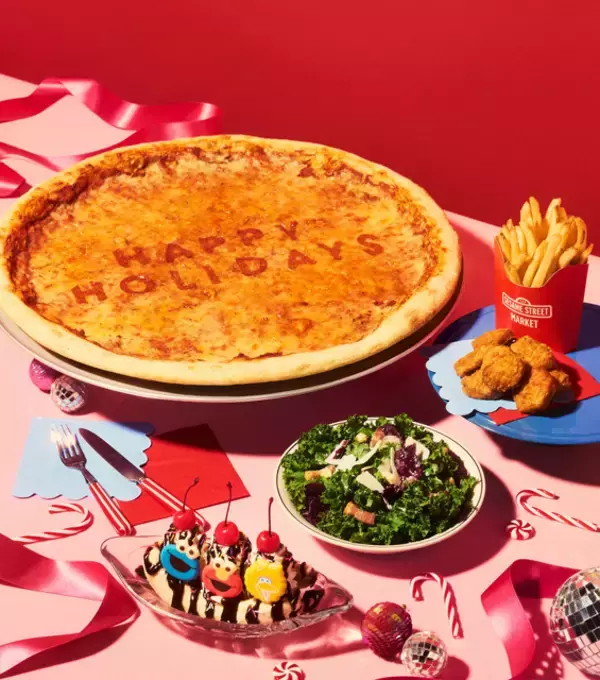 「エルモたちと特大ピザ＆ドーナツで賑やかクリスマス☆ ホリデーカフェメニュー第2弾」の画像