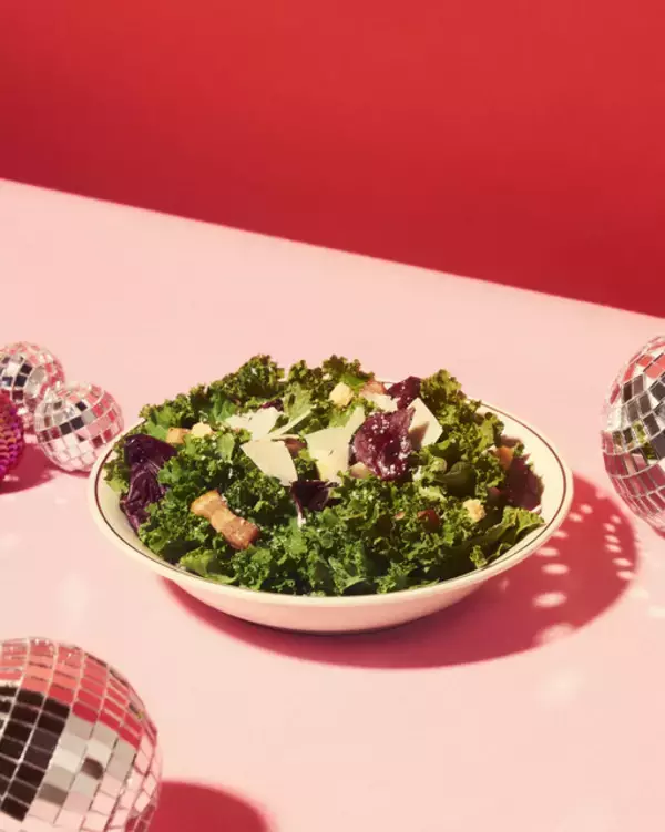 「エルモたちと特大ピザ＆ドーナツで賑やかクリスマス☆ ホリデーカフェメニュー第2弾」の画像