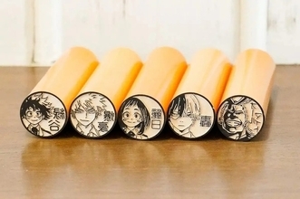 「ヒロアカ」デク、お茶子、トガヒミコが実用性のあるはんこになって登場♪全72種のキャラ、好きな文字でオーダー可能