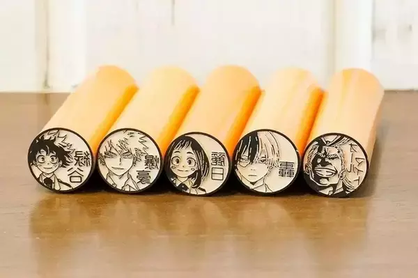 「ヒロアカ」デク、お茶子、トガヒミコが実用性のあるはんこになって登場♪全72種のキャラ、好きな文字でオーダー可能