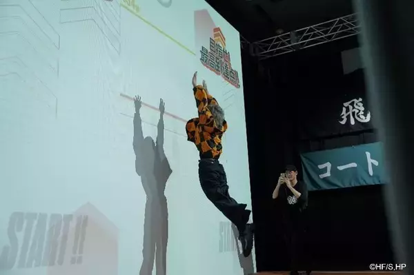 「「ハイキュー!!」西谷夕役の声優・岡本信彦が”リベロ”を体感！ 展示イベント「ハイキュー!! オン ザ コート」東京会場が開幕」の画像