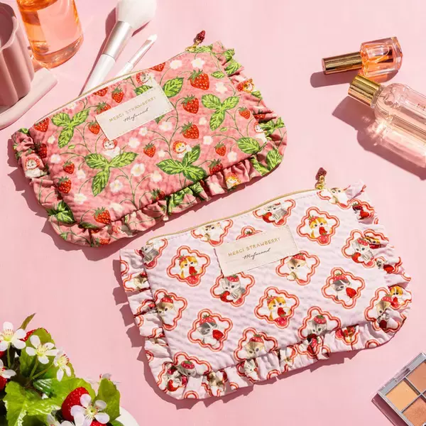 「「mofusand」苺にまみれて、にゃんとも幸せ…♪ 旬の苺をテーマにしたにゃんこグッズがかわいすぎる！」の画像