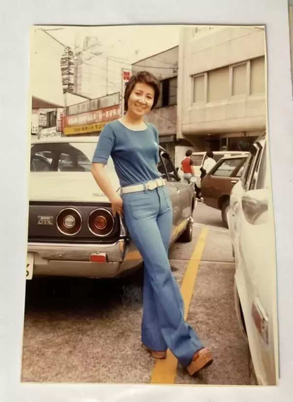 「声優・野沢雅子、90歳を記念したアパレル登場！貴重な“若き日”の写真もデザインに!?」の画像